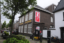 904165 Gezicht op het Zimihc Theater Wittevrouwen (voormalige Ned. Herv. Gem. School voor U.L.O., Bouwstraat 55) te Utrecht.